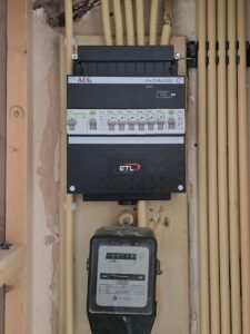 Nieuwe AEG groepenkast installatie in een meterkast in Den Haag.