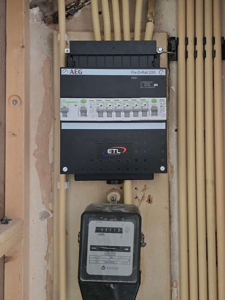 Nieuwe AEG groepenkast installatie in een meterkast in Den Haag.