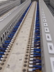 Detail van professionele bekabeling aan de bovenzijde in een ETL industriële schakelkast.