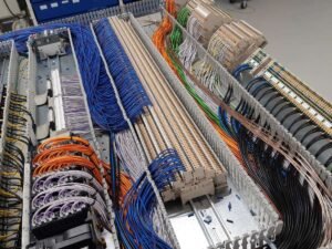 Georganiseerd kabelmanagement met gestructureerde bekabeling in een industriële besturingskast.