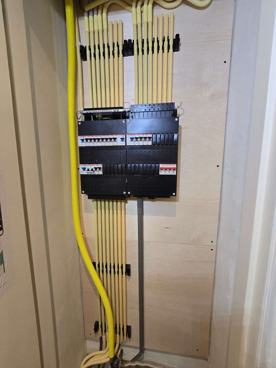 Professionele en nette bedrading van een dubbele groepenkast door ETL.