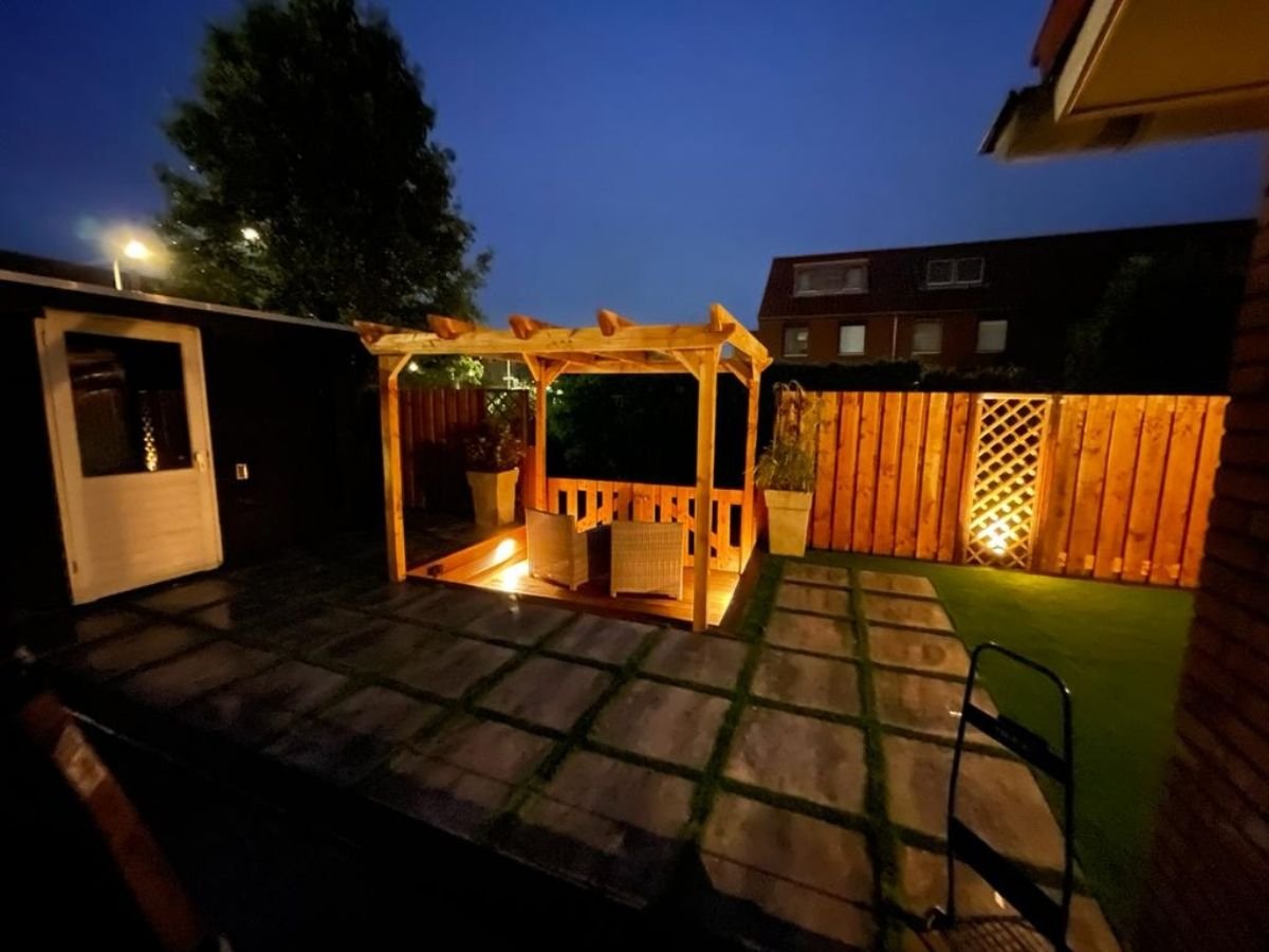 Luxe schuttingverlichting en tuinspotjes geïnstalleerd door ETL.