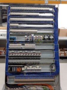 Volledig geassembleerde groepenkast met blauwe structuurbekabeling door ETL.