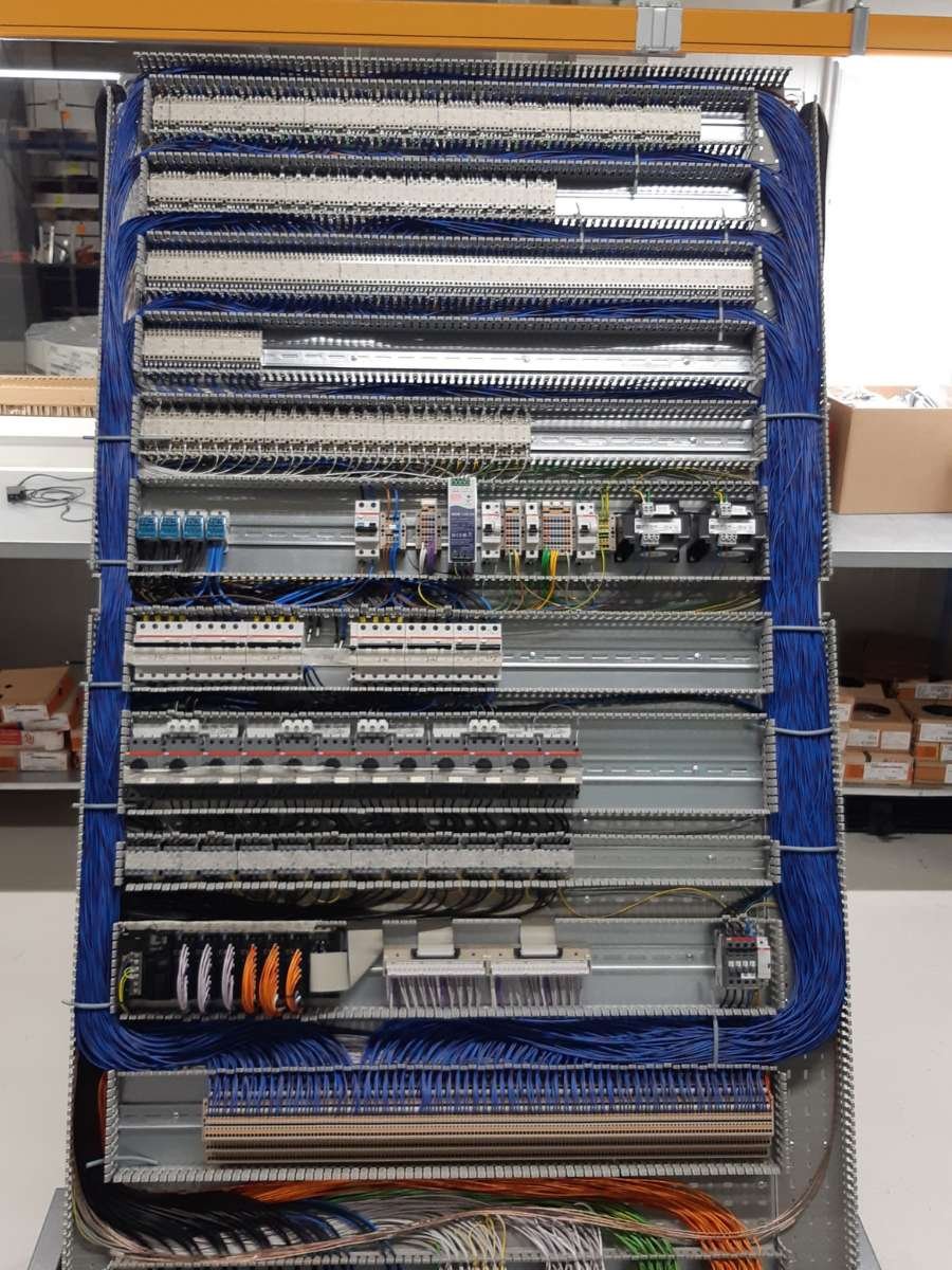 Volledig geassembleerde groepenkast met blauwe structuurbekabeling door ETL.