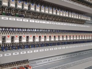 Nauwkeurige montage van genummerde relais en componenten door ETL Technical Services.