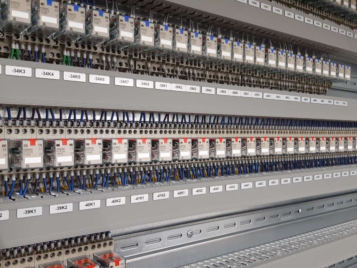 Nauwkeurige montage van genummerde relais en componenten door ETL Technical Services.
