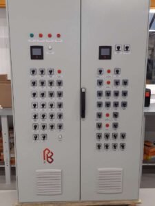 Geautomatiseerde schakelkast met digitale displays en bedieningselementen geïnstalleerd door ETL.