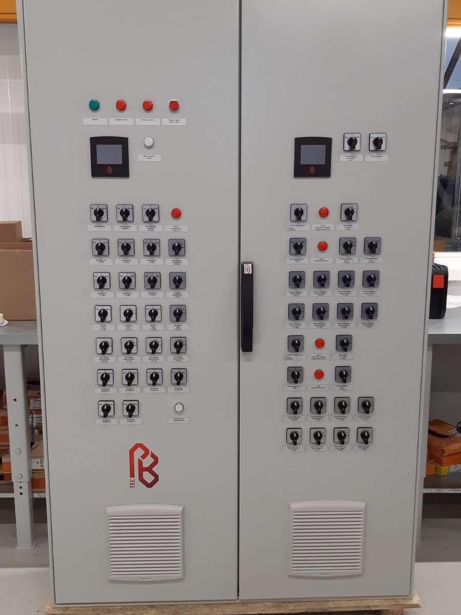 Geautomatiseerde schakelkast met digitale displays en bedieningselementen geïnstalleerd door ETL.