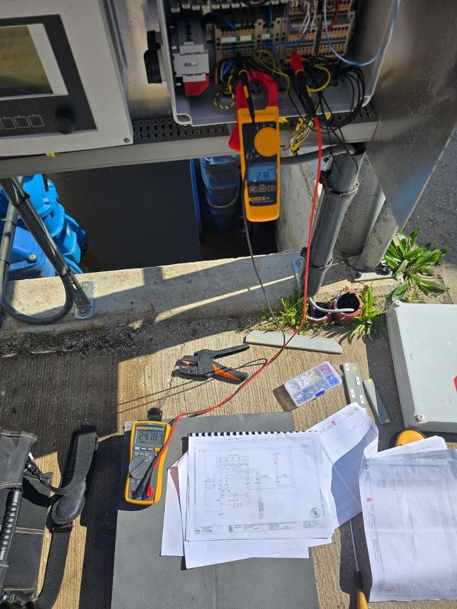 Periodieke inspectie en NEN 1010 gecertificeerde controle van een buitenbesturingskast met een Fluke stroomtang door ETL Technical Services.