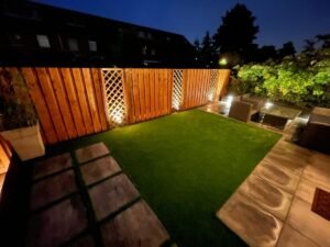 Warm witte LED spots gemonteerd op een houten schutting.