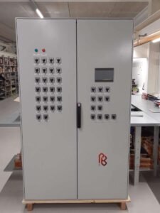 Moderne elektrotechnische schakelkast uitgerust met een geïntegreerd touchscreen bedieningspaneel.