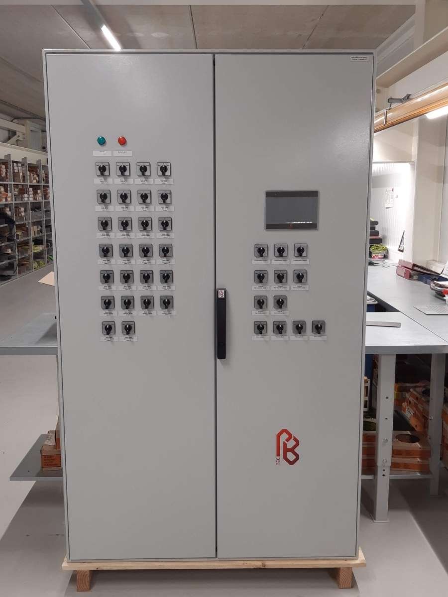 Moderne elektrotechnische schakelkast uitgerust met een geïntegreerd touchscreen bedieningspaneel.