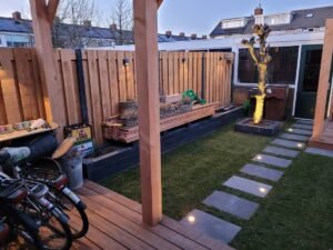 Duurzame LED spots gemonteerd op een houten schutting voor een strakke tuinuitstraling.