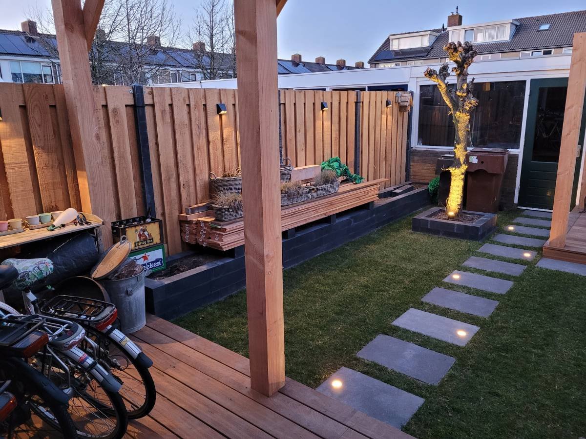 Duurzame LED spots gemonteerd op een houten schutting voor een strakke tuinuitstraling.