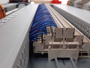 Professionele aansluiting van blauwe structuurbekabeling op een klemmenstrook.