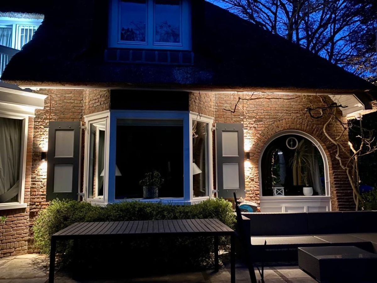 Professioneel gemonteerde gevelverlichting bij de serre en het buitenterras door ETL Technical Services.