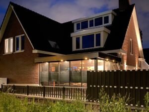 Exclusieve gevelverlichting en sfeervolle buitenverlichting van een modern woonhuis geïnstalleerd door ETL.