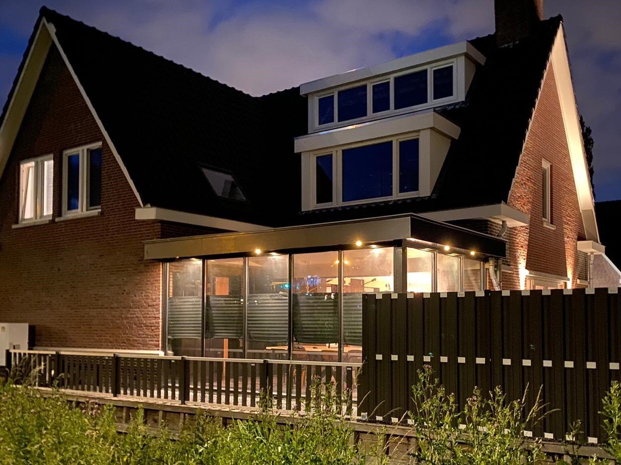 Exclusieve gevelverlichting en sfeervolle buitenverlichting van een modern woonhuis geïnstalleerd door ETL.