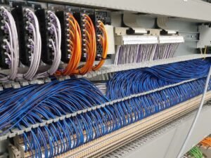 Geavanceerde PLC besturingseenheid met netjes weggewerkte gekleurde bedrading in kabelgoten.