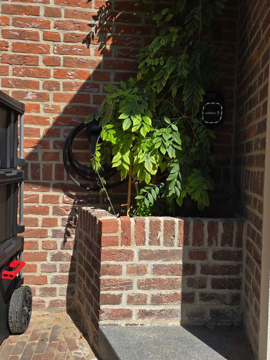 EVBOX laadstation thuis veilig geïnstalleerd naast de ingang.