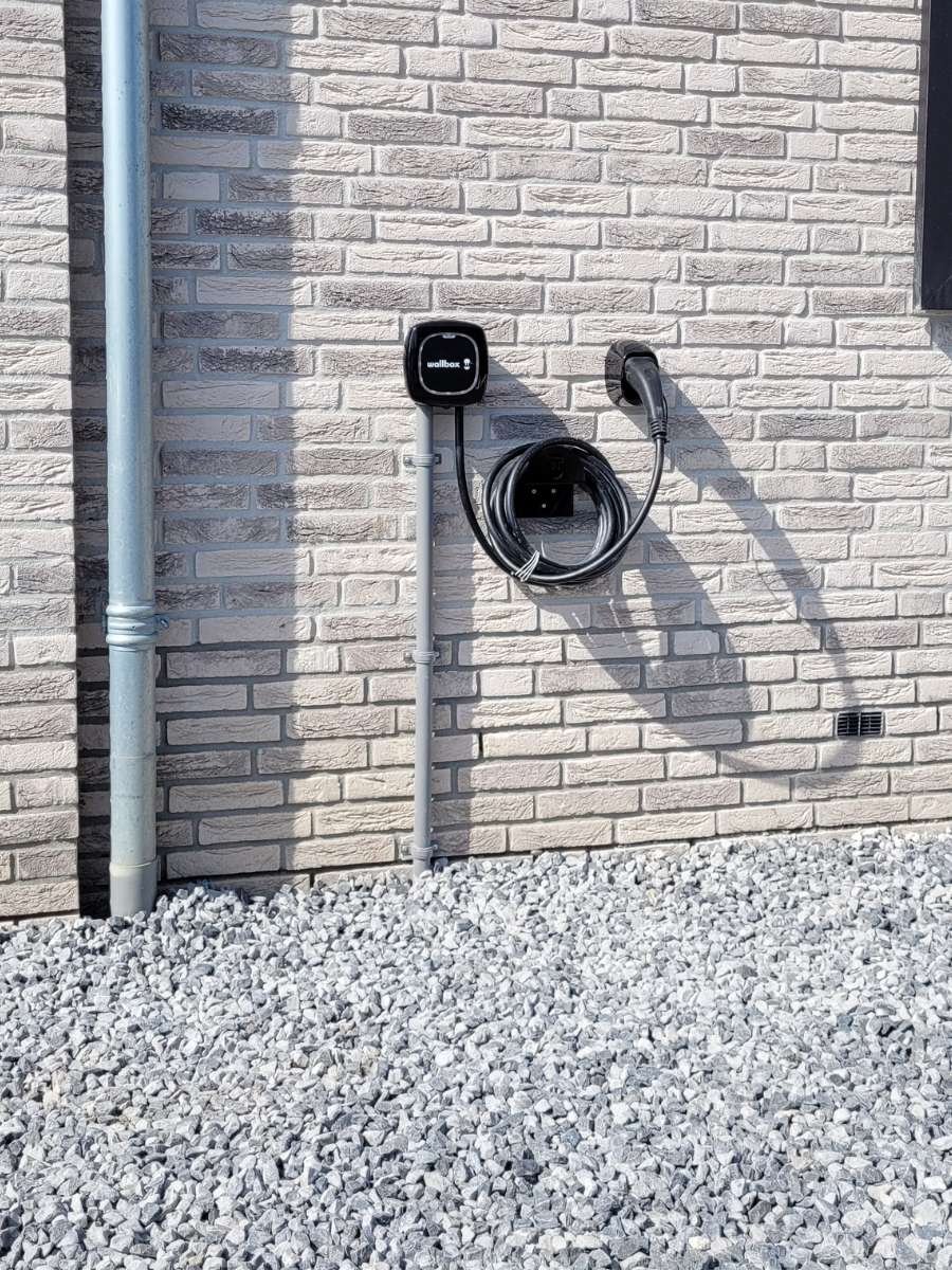 Moderne autolader installatie op een parkeerplaats in regio Zuid-Holland.