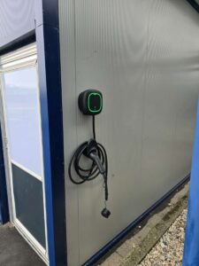 Professionele Wallbox installatie aan de buitenmuur door ETL Technical Services.