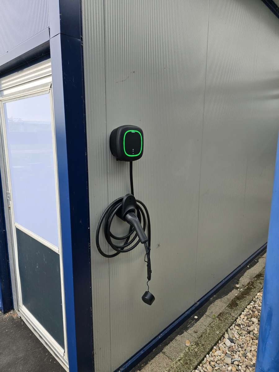 Professionele Wallbox installatie aan de buitenmuur door ETL Technical Services.